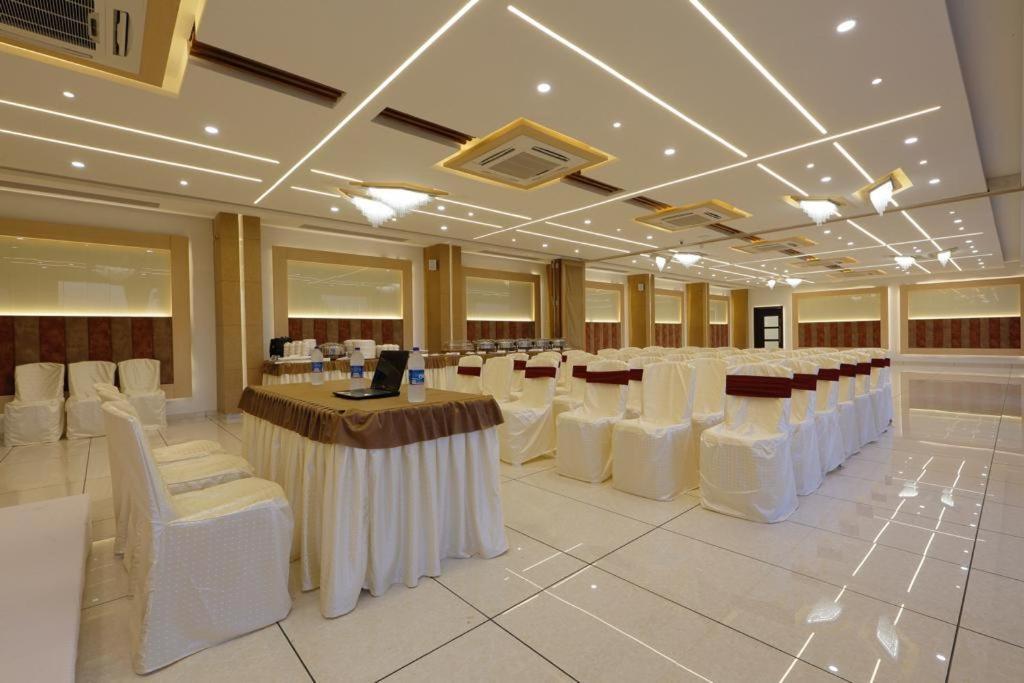Hotel Decent Unjha Εξωτερικό φωτογραφία