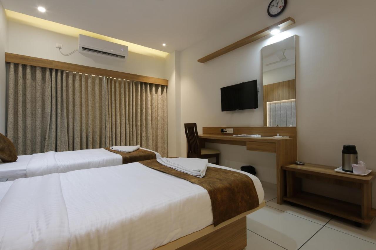Hotel Decent Unjha Εξωτερικό φωτογραφία
